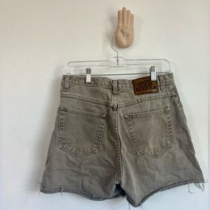 Dirt brown high waisted jean shorts 🌴